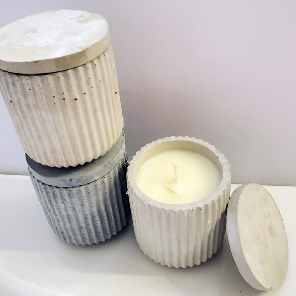 Watermelon | soClean MINI Concrete Vessel with Lid | Hand-poured Soy Wax - Picture 4 of 5